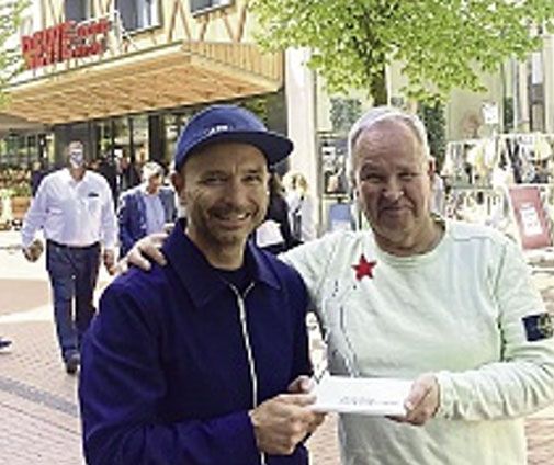 Heinz-Jörg Ebert übergibt den BID Seltersweg Award 2022 + 2026 an Kai Laumann